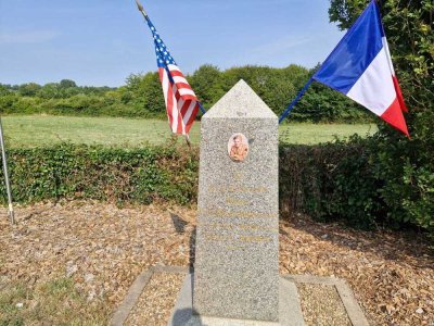 La stèle de Ronald Baker, route de Courcité à Villaines-la-Juhel. - Arthur Frand