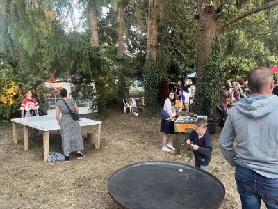 2- La nouveauté de l'année : un espace jeux où une arène à toupies côtoyait un baby-foot, une table de ping-pong et un atelier de création de bijoux. - Martine Rebours