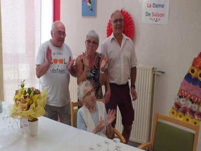 Evron, 12 août 2012 : Marcelle Lalouze fête ses 100 ans entourée de sa famille et du personnel. - M&M CHARROY