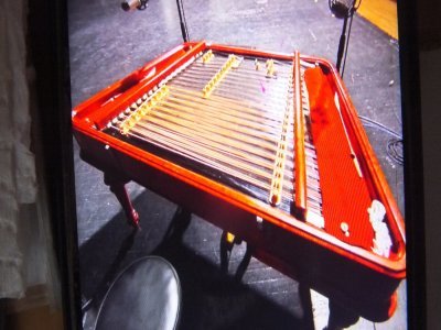 L'instrument qui a beaucoup fait parler ce soir, le cymbalum... - M&M CHARROY