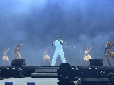 Gims, accompagné de danseuses, a fait le show dimanche soir au V and B Fest'. - Arthur Frand