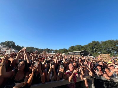 Beaucoup de jeunes adolescents et adultes étaient là pour la dernière journée de festival. - Arthur Frand