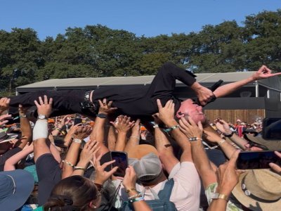 Le chanteur Cali a terminé son concert dans le public du V and B Fest'. - Arthur Frand