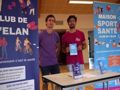 Arthur Geschickt et Victor Bouttier tiennent le stand du club de l'Élan. - Paolo Cadena
