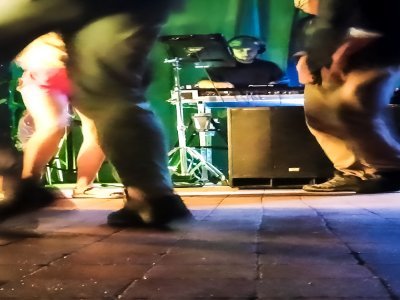 3- La pluie qui s'est attardée sur Fontaine-Daniel samedi soir n'a pas empêché Tito de mettre une ambiance de feu sur la piste de danse, redéployée depuis la place du village vers la terrasse abritée de L'épicerie. - Daniel Fortin