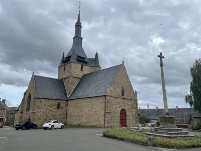 L'église de Brecé est abordée. - C.D.