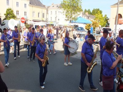 Evron : l'ambiance était assurée par Street Music d'Alain Bonneau en déambulant dans les rues. - M&M CHARROY