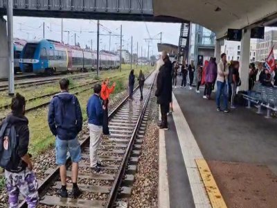 Plusieurs manifestants sont descendus sur les voies ferrées. - Le Courrier de la Mayenne