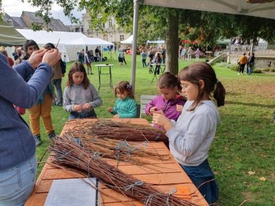 2- Sur le stand de Lucie Mérienne Moquet, les enfants se sont essayés à la vannerie en confectionnant des bracelets ou une guirlande de cerceaux. - Lucie Mérienne Moquet