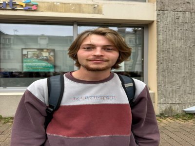 Clement, 21 ans, étudiant, revendique la taxe Zucman (taxe pour les plus riches) et souhaiterait la généralisation du repas Crous à 1€ pour tout le monde. - Mélissa Beasse