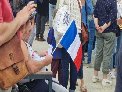 Un manifestant a brandi son drapeau français pour le cortège. - Le Courrier de la Mayenne