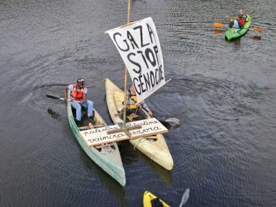 Les manifestants vont laisser le radeau dans la Mayenne après leur action.  - Lyse Gortais