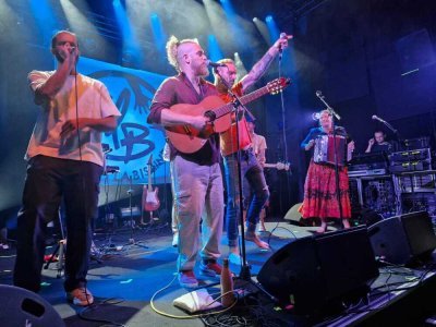 Le deuxième groupe, A la Bisaine attrape le public dans des sonorités mêlant chansons françaises, hip-hop, reggae.  - Célia Masselin