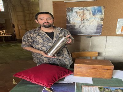 Une capsule temporelle, remplie de lots, de photos et d'une page du Courrier de la Mayenne annonçant les 150 ans de l'église, va être placée dans un lieu tenu secret à l'intérieur de l'église. - C.D.