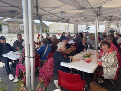 Un pique-nique géant a eu lieu sur le parvis de l'église dimanche 21 septembre dans une ambiance chaleureuse et conviviale. - C.D.