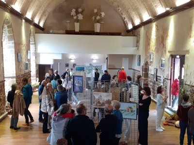 Le public était présent pour le vernissage, samedi 20 septembre à l'Espace des arts de Lassay-les-Châteaux. - Naomie Jourand
