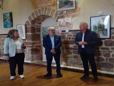 Jean Raillard, maire de Lassay-les-Châteaux, et Guillaume Garot, député de la Mayenne, lors de l'inauguration de l'exposition (photos Petites cités de caractère de la Mayenne). - Naomie Jourand