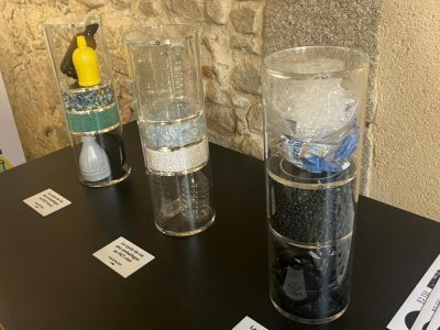 L'exposition propose un espace pédagogique dédié au tri des plastiques, pour sensibiliser le public aux gestes du quotidien. - Naomie Jourand