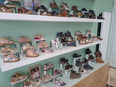 La boutique propose des chaussures pour femmes et enfants. - Lyse Gortais