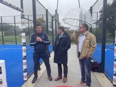 Stephen Benoit, du tennis club, expliquait les règles du padel. - C.D.