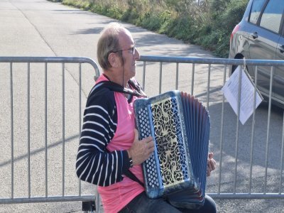 L'arrivée des marcheurs au quartier Ferrié a été saluée par un petit air d'accordéon. - Fred Martin