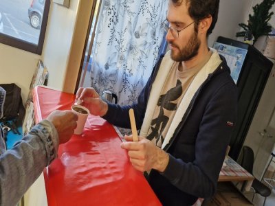 Nathan sert le café avec bienveillance. - Fred Martin