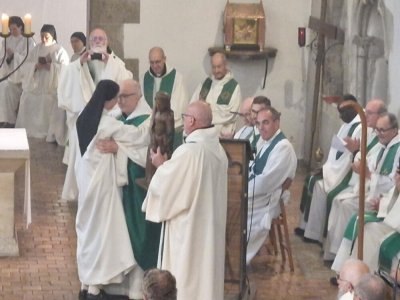 Dom Gérard a offert à la mère abbesse de l'abbaye de la Coudre une statue de la Vierge qui ornait le cloître. - Fred Martin