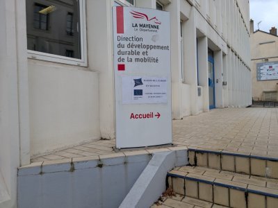 Le panneau indiquant la nouvelle adresse de la Maison de l'Europe en Mayenne. - Benjamin Deglave