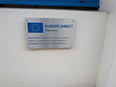 La pancarte de la nouvelle adresse de la Maison de l'Europe en Mayenne. - Benjamin Deglave