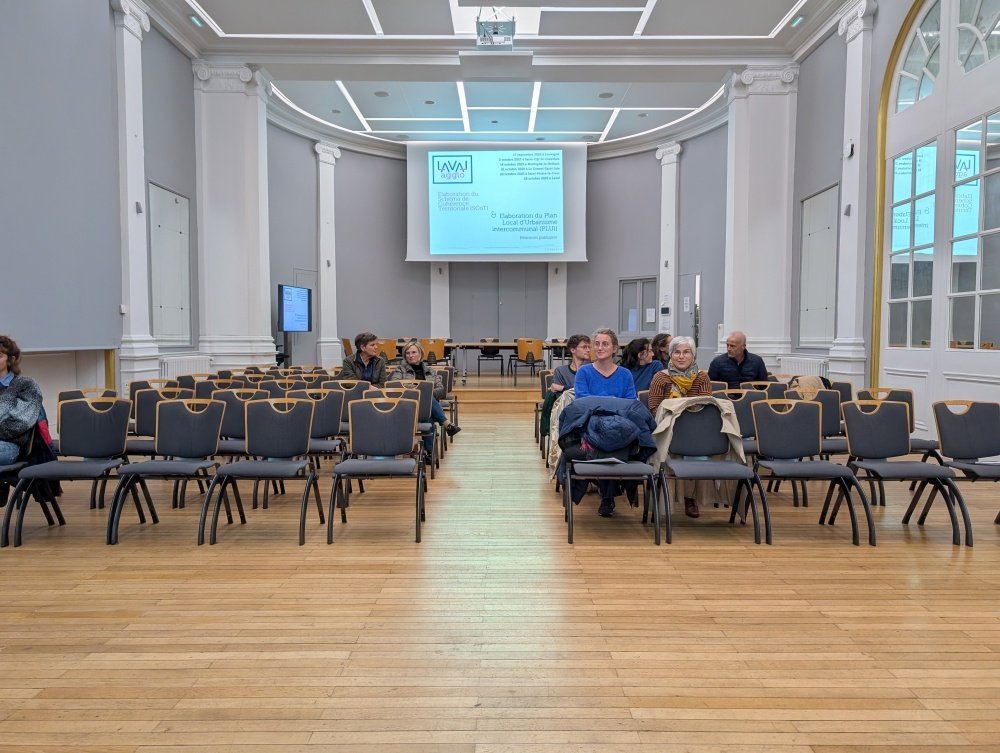 Une dizaine de personnes s'étaient réunies à l'occasion de la sixième et dernière réunion publique organisée par Laval Agglomération sur le nouveau PLUI.