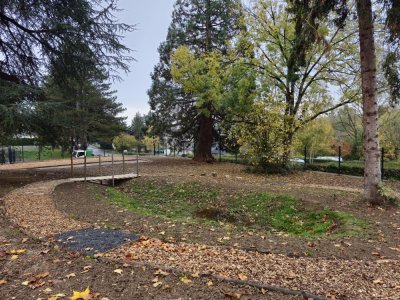 Le service a aménagé un parcours sensoriel à l'école Rosa-Parks. - Le Courrier de la Mayenne