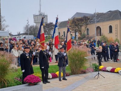 3- Les porte-drapeaux, fiers et droits, tiennent les drapeaux des anciens combattants et rendent hommage aux morts des guerres d'hier et d'aujourd'hui. - Soleyne BLOSSIER-RALU