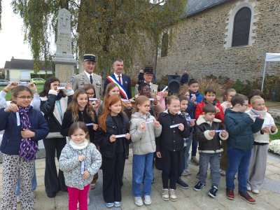 2- Enfants, &eacute;lus et militaires r&eacute;unis devant le monument aux morts de la commune apr&egrave;s les d&eacute;p&ocirc;ts de gerbes. - Soleyne BLOSSIER-RALU