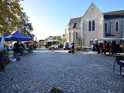 2&nbsp;Ces deux derni&egrave;res semaines, le chanteur Pierrick Rallu s'&eacute;tait install&eacute; pr&egrave;s du commerce d'habillement pour donner un air de f&ecirc;te &agrave; ce march&eacute;. - 2025-10-30 March&eacute; de Louvern&eacute;