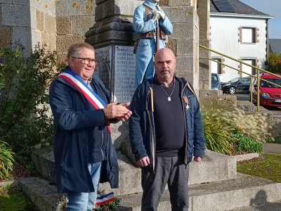 Gervais Hameau a remis la Croix du combattant volontaire &agrave; St&eacute;phane Germond. - Le Courrier de la Mayenne