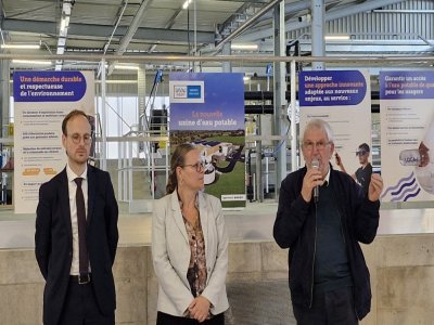 Florian Bercault, Nadège Davoust et Louis Michel lors de la livraison de l'usine des eaux de La Biochère à Changé. - Fred Martin