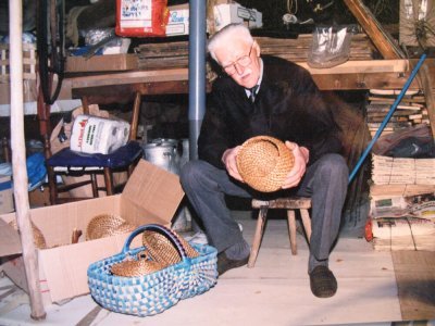 François Pivette, président fondateur du club, aimait transmettre sa passion pour la vannerie. - Jean-Claude Pivette