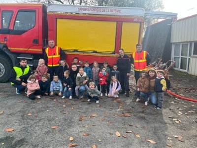 Les enfants posent fi&egrave;rement devant le camion de pompiers. - CDLM