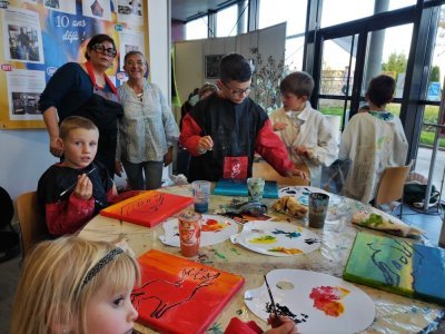 2 - L'atelier du mercredi 12&nbsp;novembre a r&eacute;uni une quinzaine d'enfants pour la r&eacute;alisation d'une toile sur le th&egrave;me d'un d&eacute;grad&eacute; de couleurs avec, au premier plan, un animal sauvage. - CDLM