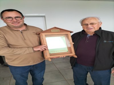 Xavier Pottier remet le troph&eacute;e du Challenge de l'amiti&eacute; &agrave; Ange Gousset. - Julie Boyer