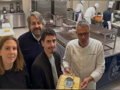 Benjamin Voisin (au centre), en compagnie du créateur de la marque C'est qui le patron ?! Nicolas Chabanne et du chef des cuisines de l'Élysée Fabrice Desvignes. - DR