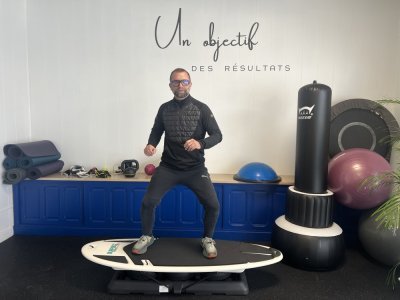 Gildas sur la planche de surf qui permet de tester son équilibre. - Le Courrier de la Mayenne