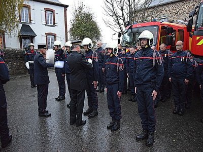 Cinq sapeurs-pompiers décorés. - 2025-11-27 Sainte Barbe St Germain le Fouilloux