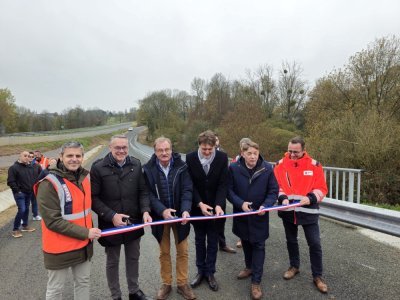 Les représentants des entreprises mobilisées, de l'Etat, du Département et de Commer ont inauguré la voie ce jeudi 27 novembre. - Théo Duchet