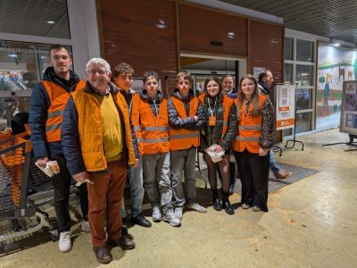 Patrick Moussay, référent du point de collecte au Leclerc de Saint-Berthevin, entouré de quelques bénévoles présents pour cet événement. - Benjamin Deglave