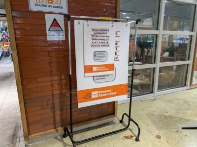 Un panneau de la Banque alimentaire est installé à l'entrée souterraine du Leclerc de Saint-Berthevin. - Benjamin Deglave