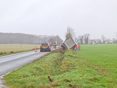 Le véhicule transporte 24 tonnes de bicarbonate de sodium, destiné à l'alimentation animale. - Jean-François Claudot
