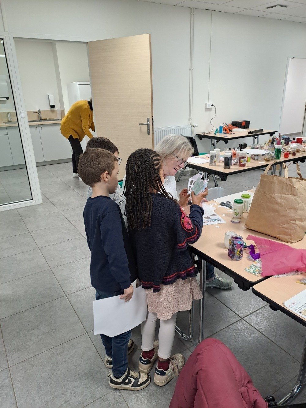 Les enfants s'appliquent pour r&eacute;aliser de belles cr&eacute;ations.