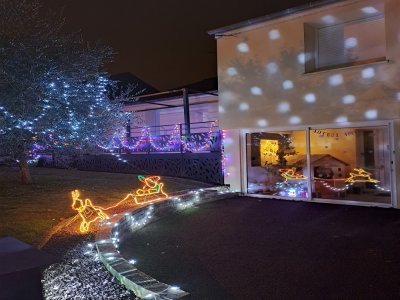 2- Thierry et Isabelle Goguet d&eacute;corent chaque ann&eacute;e leur maison avec enthousiasme, pour le plus grand bonheur des enfants. - Soleyne BLOSSIER-RALU