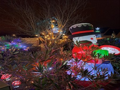 Comme chaque ann&eacute;e, la famille Paillard d&eacute;core sa maison pour No&euml;l. Le p&egrave;re de famille est l'homme de la situation pour transformer son jardin et sa fa&ccedil;ade en v&eacute;ritable village du p&egrave;re No&euml;l. - Soleyne BLOSSIER-RALU